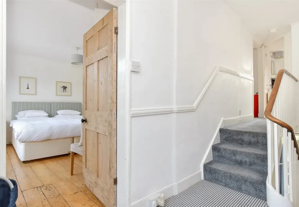 Internal Lifestyle Photograph - Union Road, Cowes, Isle of Wight - Wards of Kent