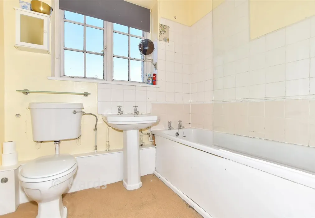 Bathroom - North Road Bay, Sandwich Bay, Sandwich, Kent - Wards of Kent