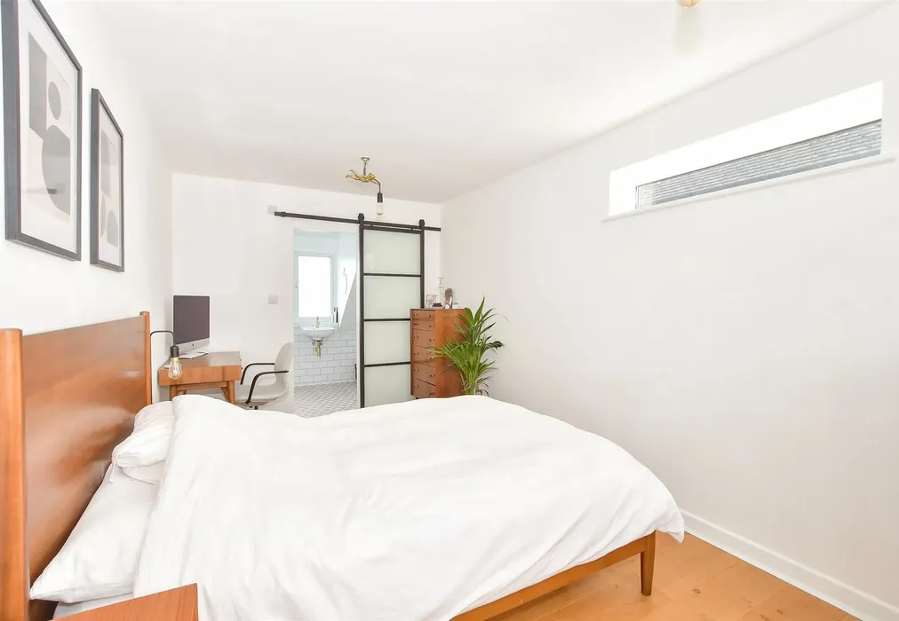 Bedroom 1 - Southlands, East Grinstead, West Sussex - Wards of Kent