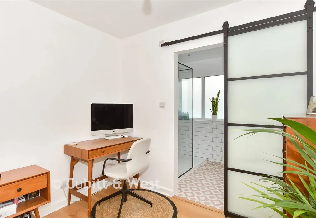 Bedroom 1 - Southlands, East Grinstead, West Sussex - Wards of Kent