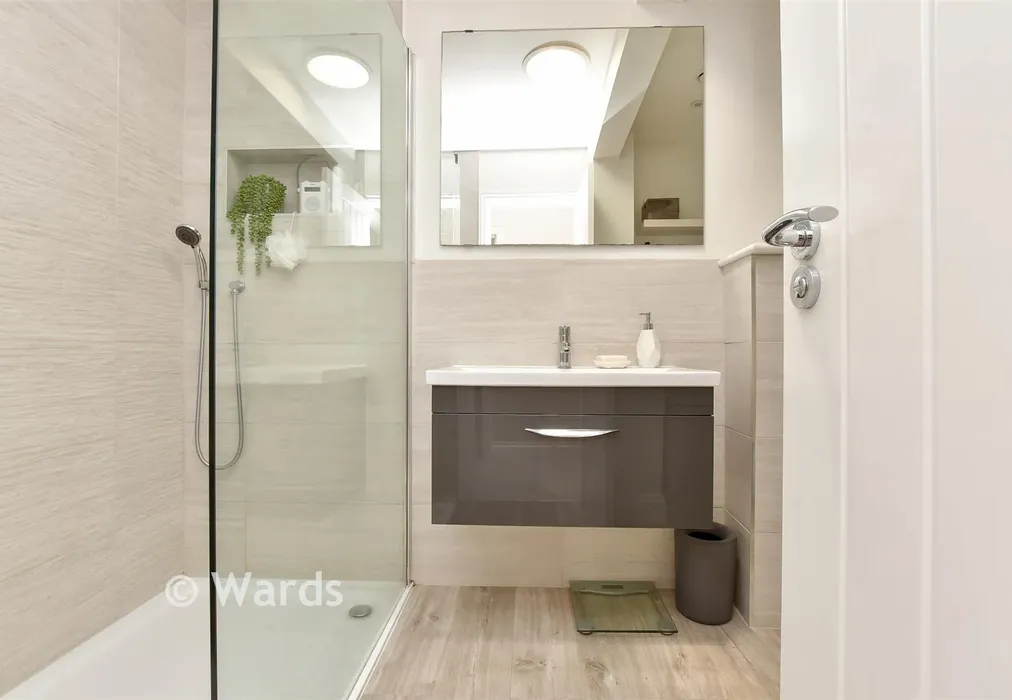 Bathroom - Chilham Road, Maidstone, Kent - Wards of Kent