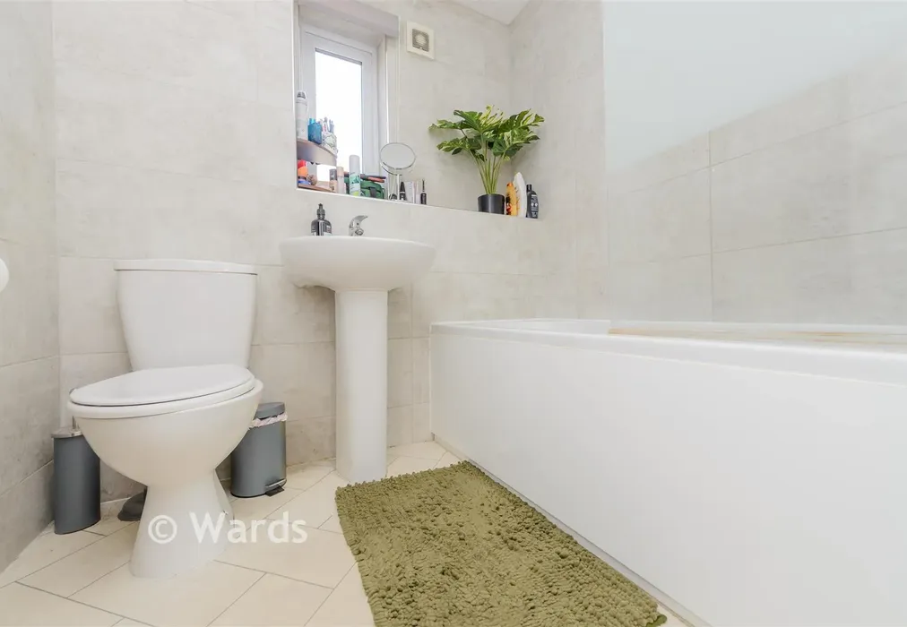 Bathroom - Heatherbank Close, Dartford, Kent - Wards of Kent