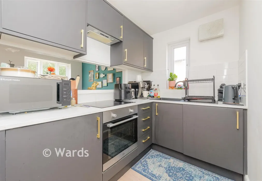 Kitchen - Heatherbank Close, Dartford, Kent - Wards of Kent