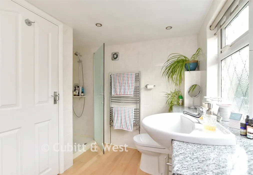Bathroom - Falmer Gardens, Woodingdean, Brighton, East Sussex - Wards of Kent