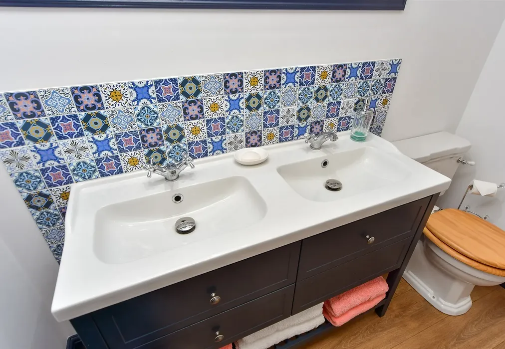 Internal Feature - Ham Green, Upchurch, Sittingbourne, Kent - Wards of Kent