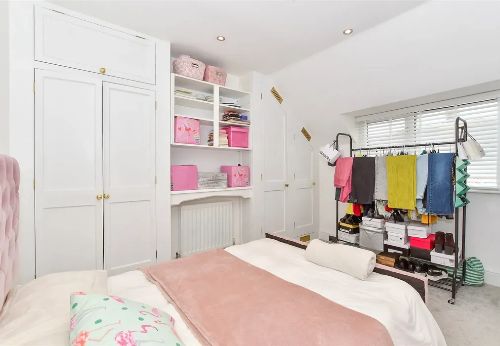 Bedroom 1 - The Chase, Tonbridge, Kent - Wards of Kent