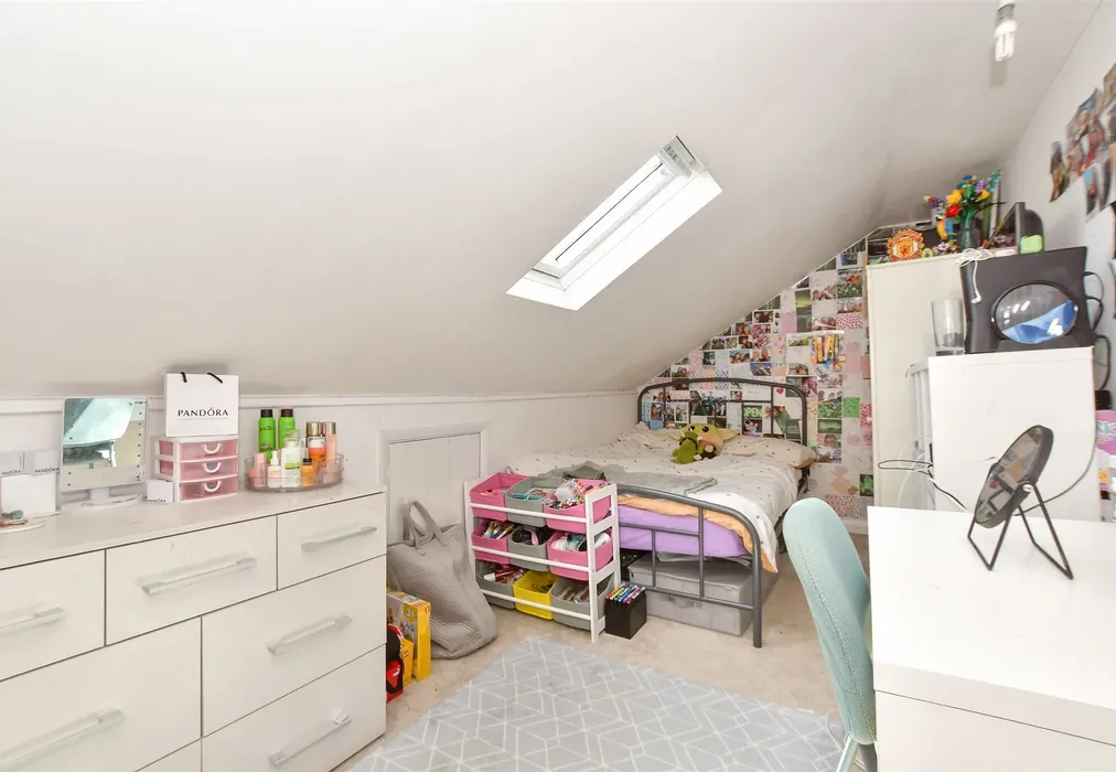 Bedroom 5 - Carisbrooke Road, Newport, Isle of Wight - Wards of Kent