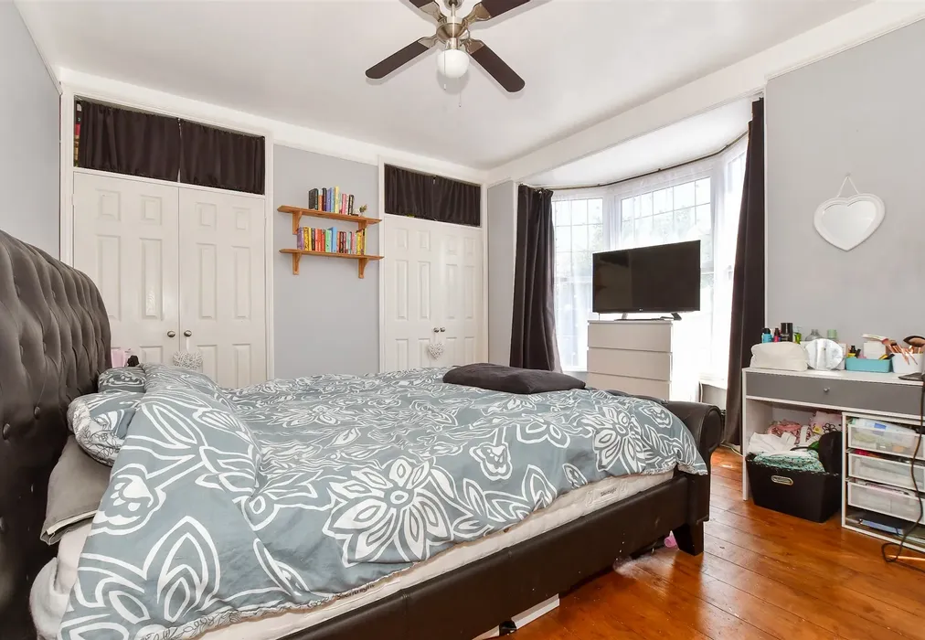 Bedroom 1 - Carisbrooke Road, Newport, Isle of Wight - Wards of Kent