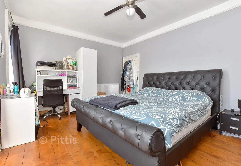 Bedroom 1 - Carisbrooke Road, Newport, Isle of Wight - Wards of Kent