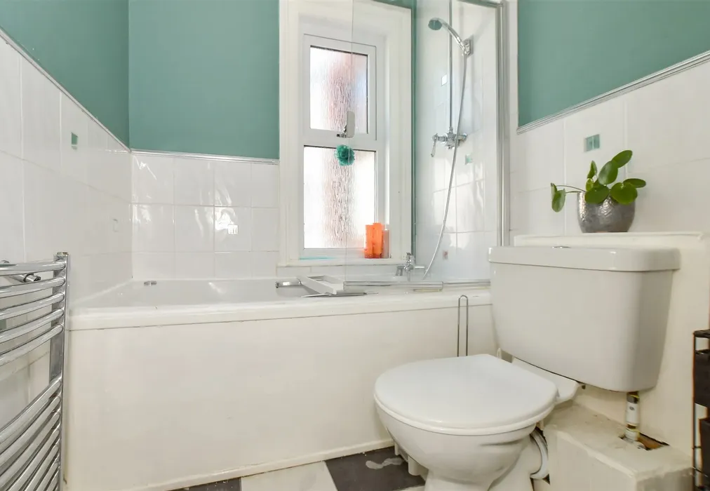 Bathroom - Carisbrooke Road, Newport, Isle of Wight - Wards of Kent