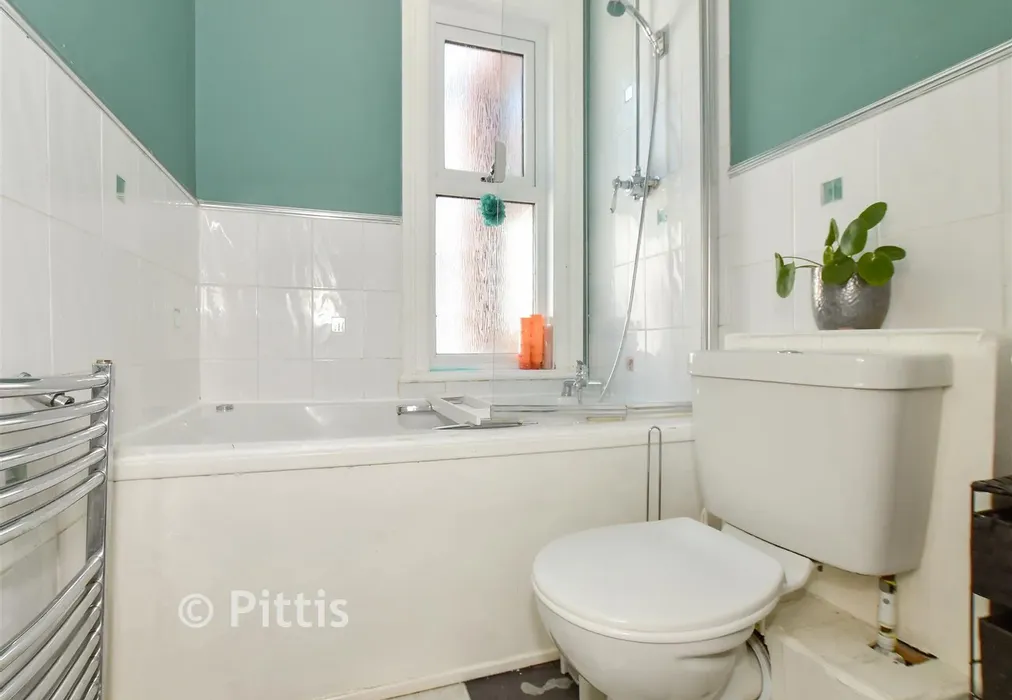 Bathroom - Carisbrooke Road, Newport, Isle of Wight - Wards of Kent