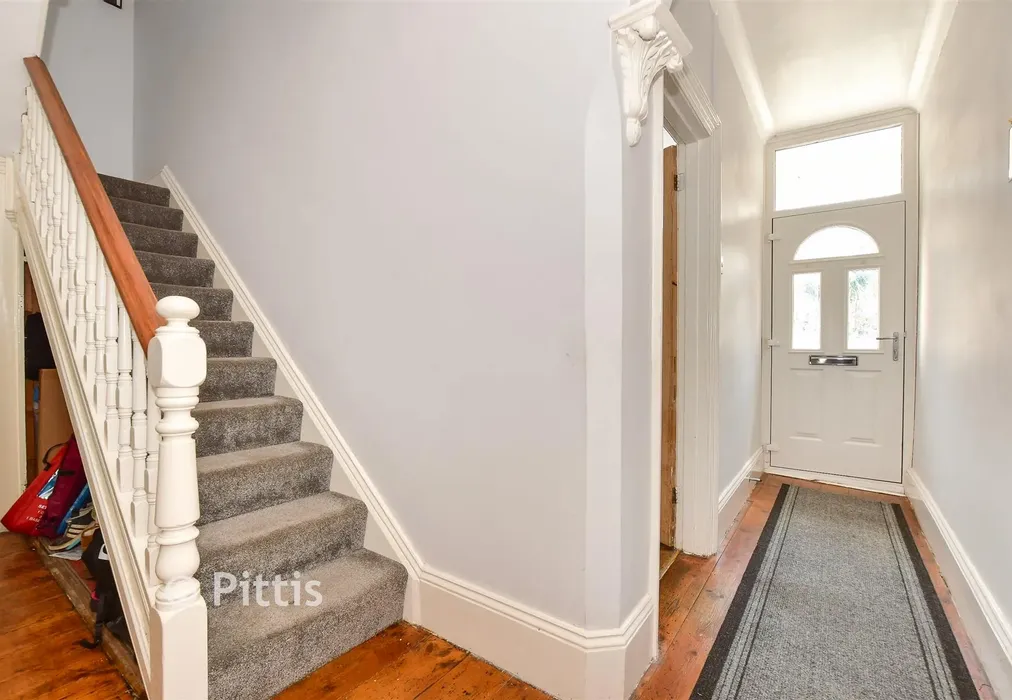 Hallway - Carisbrooke Road, Newport, Isle of Wight - Wards of Kent