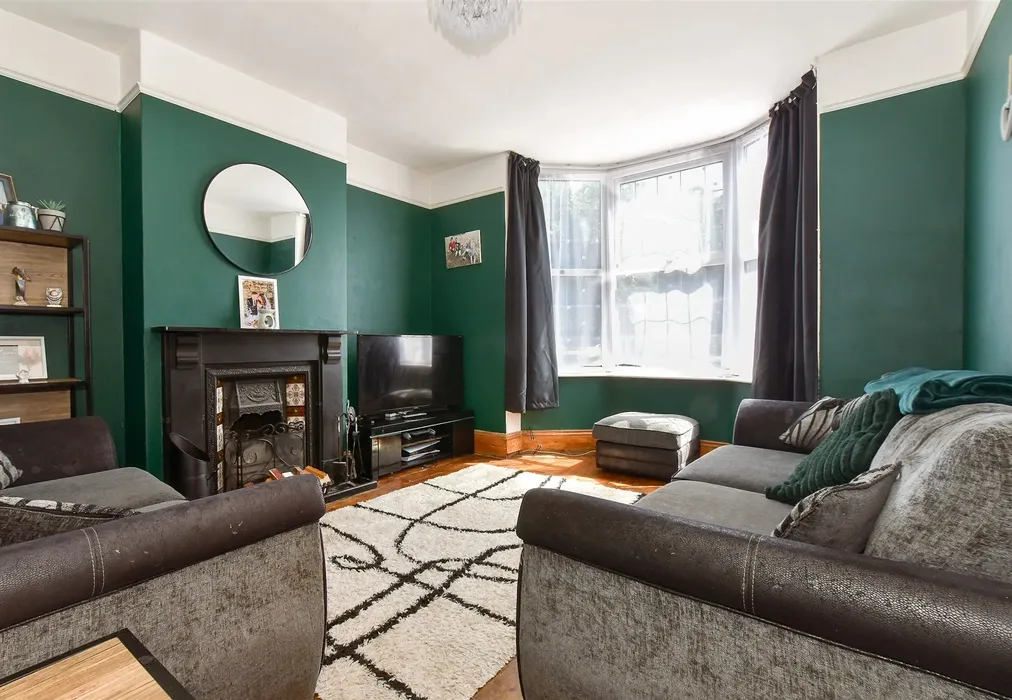 Lounge - Carisbrooke Road, Newport, Isle of Wight - Wards of Kent