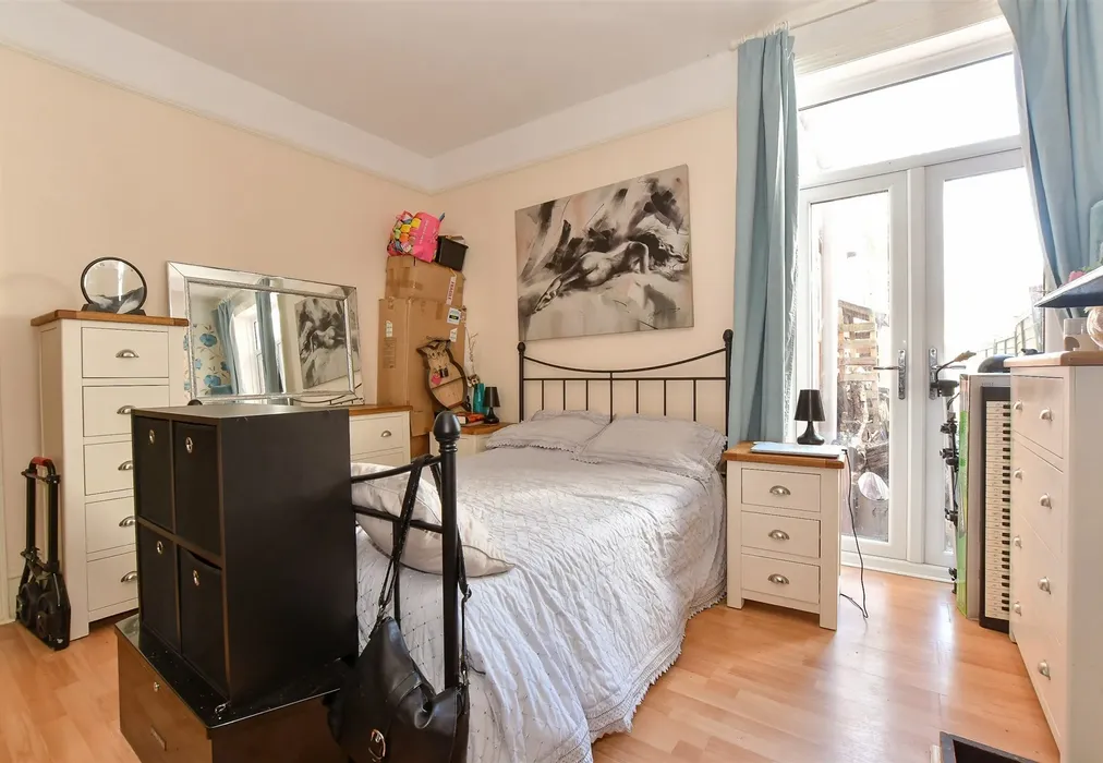 Sitting Room - Carisbrooke Road, Newport, Isle of Wight - Wards of Kent