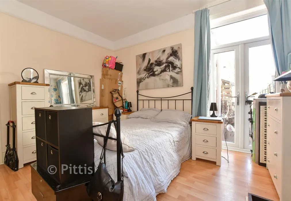 Sitting Room - Carisbrooke Road, Newport, Isle of Wight - Wards of Kent