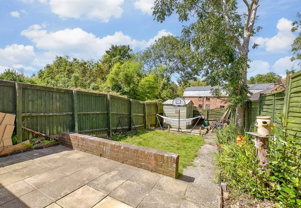Rear Garden - Carisbrooke Road, Newport, Isle of Wight - Wards of Kent