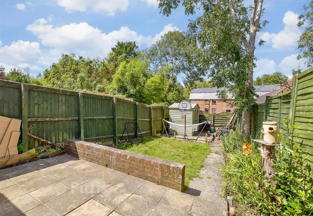 Rear Garden - Carisbrooke Road, Newport, Isle of Wight - Wards of Kent
