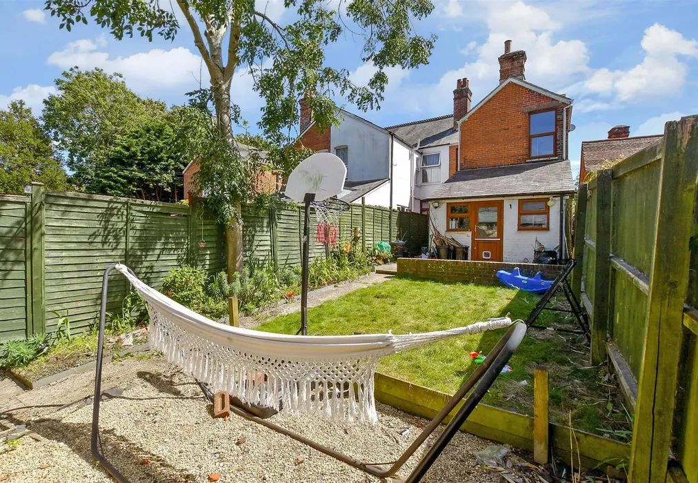 Rear Garden - Carisbrooke Road, Newport, Isle of Wight - Wards of Kent