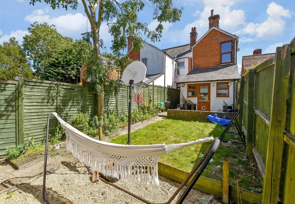 Rear Garden - Carisbrooke Road, Newport, Isle of Wight - Wards of Kent
