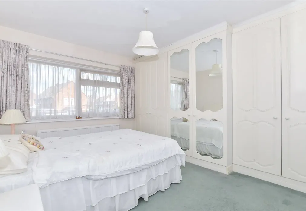 Bedroom 1 - Handel Walk, Tonbridge, Kent - Wards of Kent