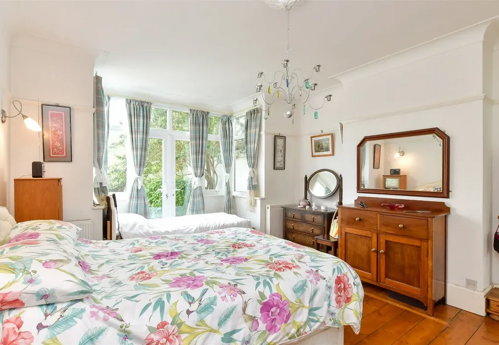 Bedroom 1 - Grand Avenue, Worthing, West Sussex - Wards of Kent