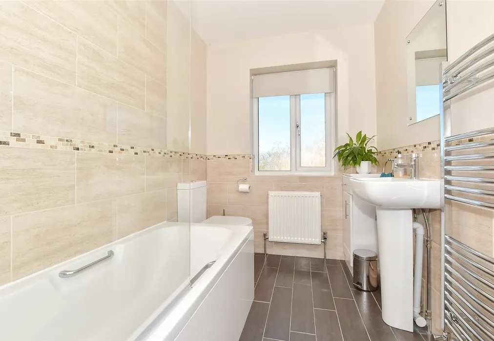 Bathroom - Beacon Lane, Woodnesborough, Sandwich, Kent - Wards of Kent