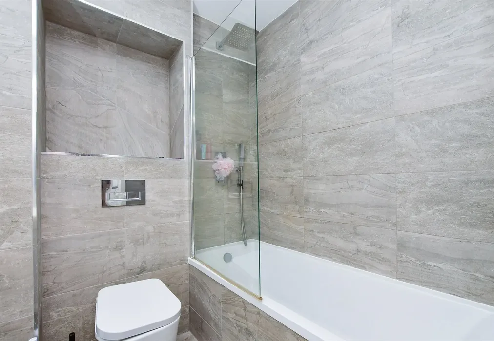 Bathroom - Lincoln Road, Dorking, Surrey - Wards of Kent