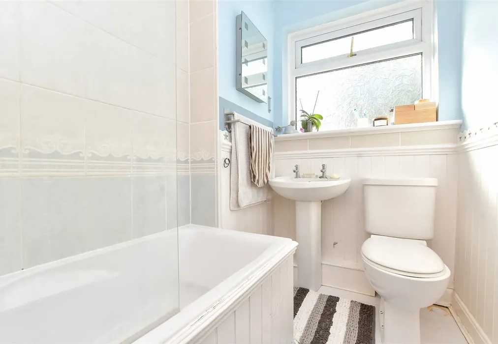 Bathroom - Alberta Avenue, Sutton, Surrey - Wards of Kent