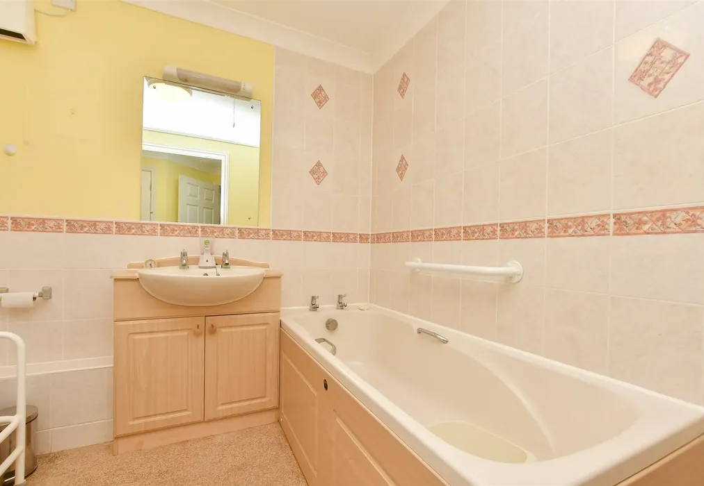 Bathroom - London Road, Redhill, Surrey - Wards of Kent