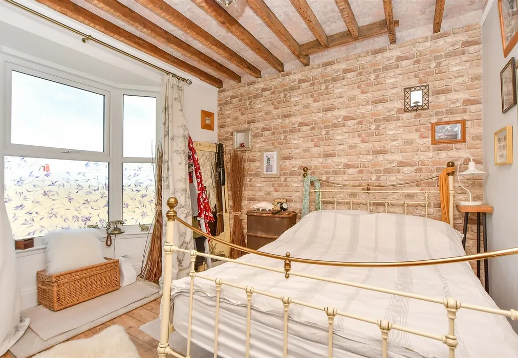 Bedroom 1 - Marine Parade, Sheerness, Kent - Wards of Kent