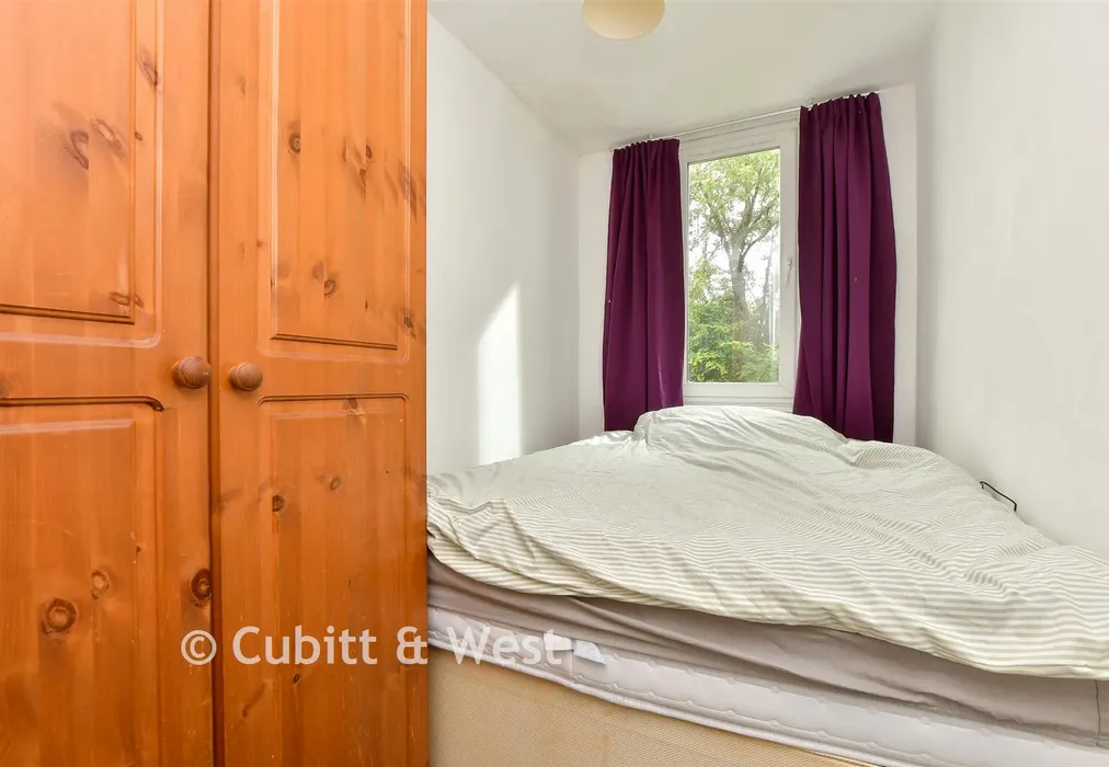 Bedroom - Riverside, Dorking, Surrey - Wards of Kent