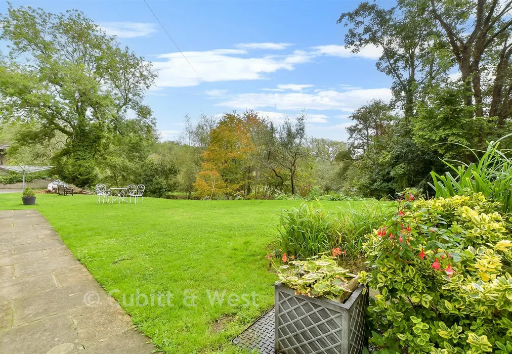 Communal Gardens - Riverside, Dorking, Surrey - Wards of Kent