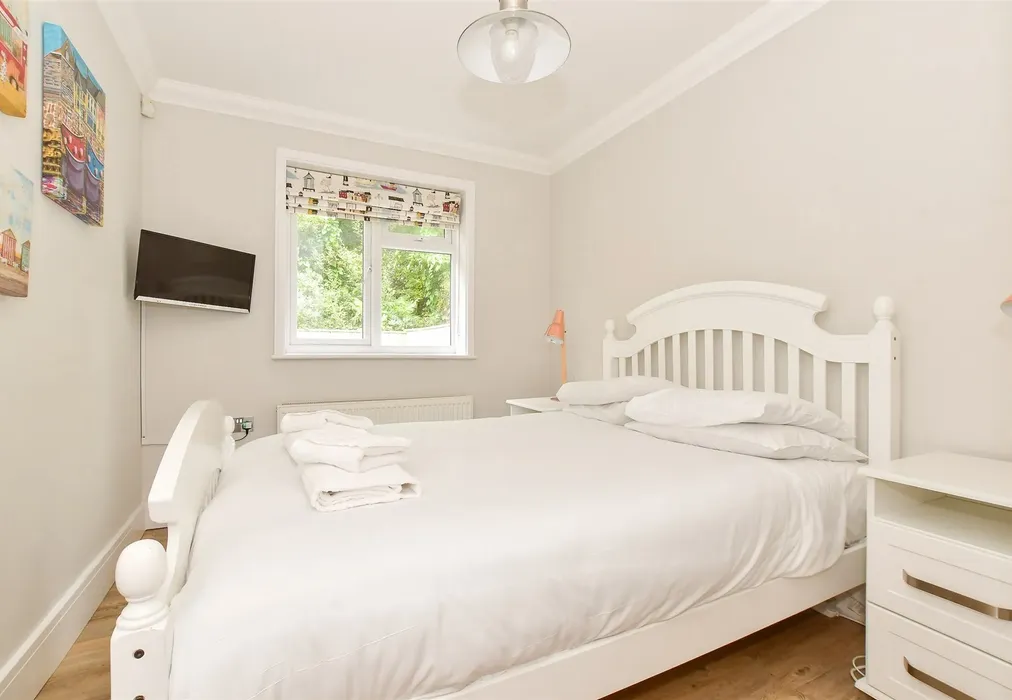 Bedroom 1 - Fort Warden Road, Totland Bay, Isle of Wight - Wards of Kent