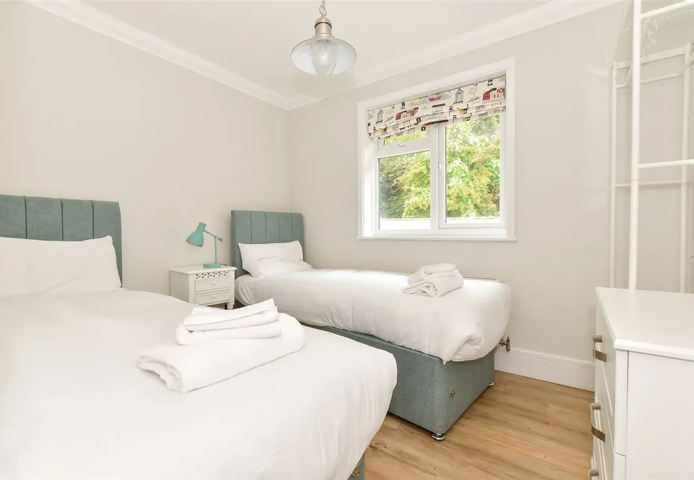 Bedroom 2 - Fort Warden Road, Totland Bay, Isle of Wight - Wards of Kent