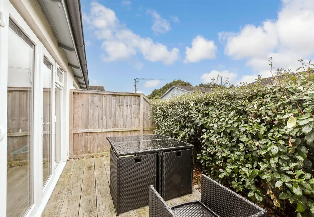Front Garden - Fort Warden Road, Totland Bay, Isle of Wight - Wards of Kent