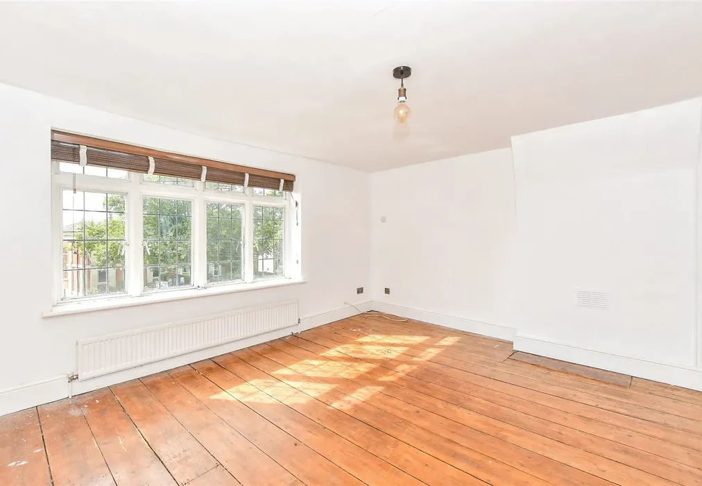 Lounge - High Street, Tenterden, Kent - Wards of Kent
