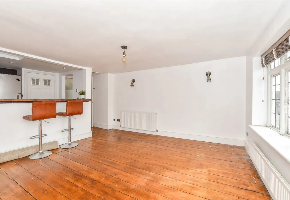 Lounge - High Street, Tenterden, Kent - Wards of Kent