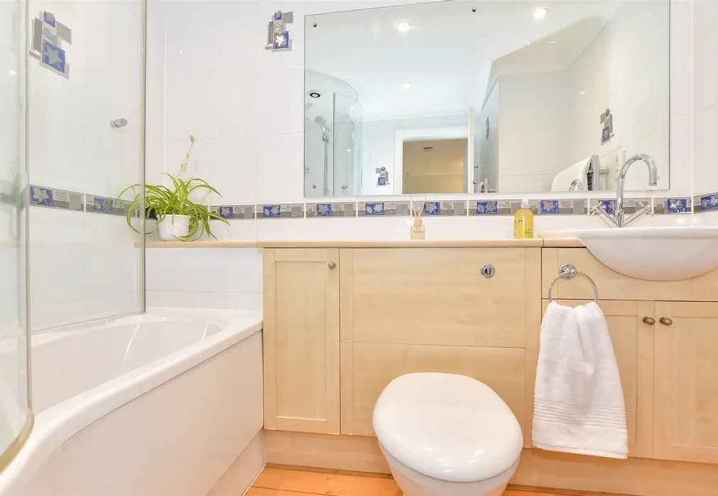 Bathroom - Holborough Road, Snodland, Kent - Wards of Kent