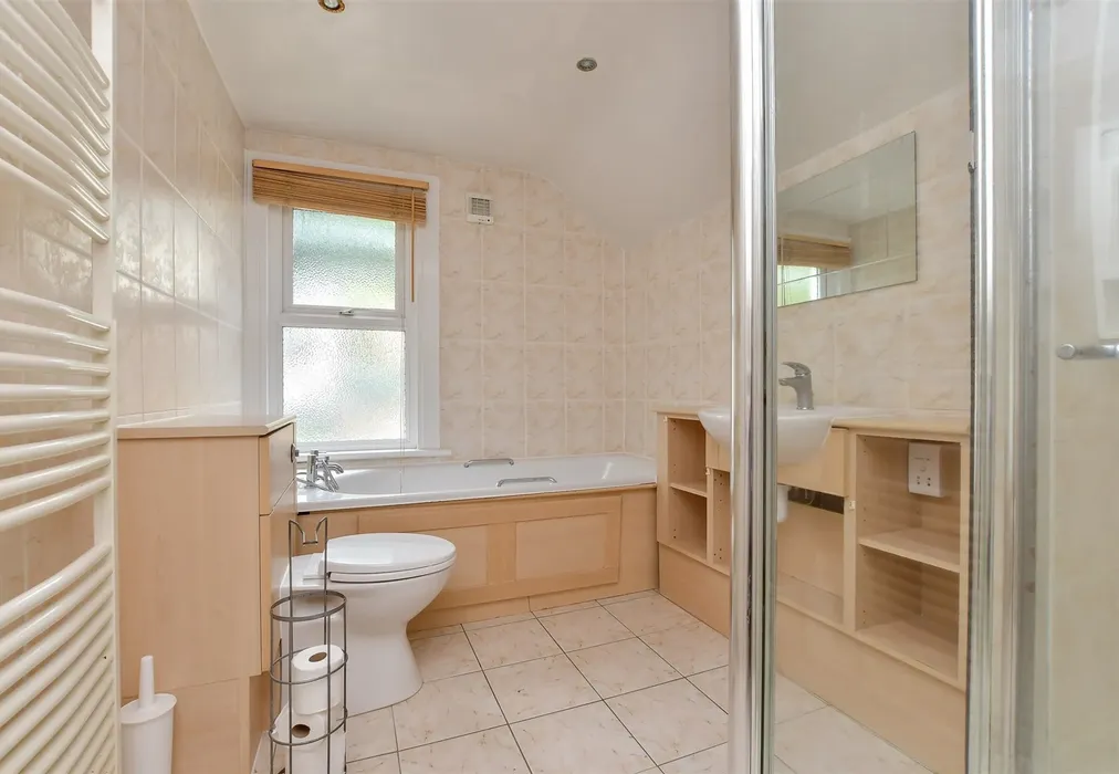 Bathroom - Godstone Road, Purley, Surrey - Wards of Kent