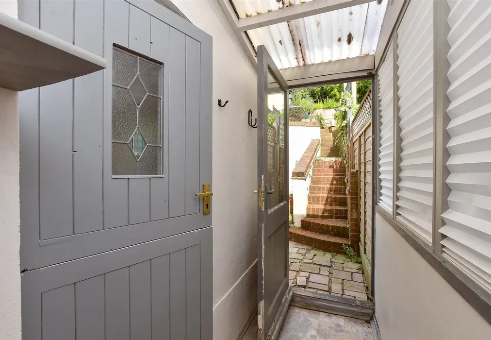 Lean-To - Godstone Road, Purley, Surrey - Wards of Kent