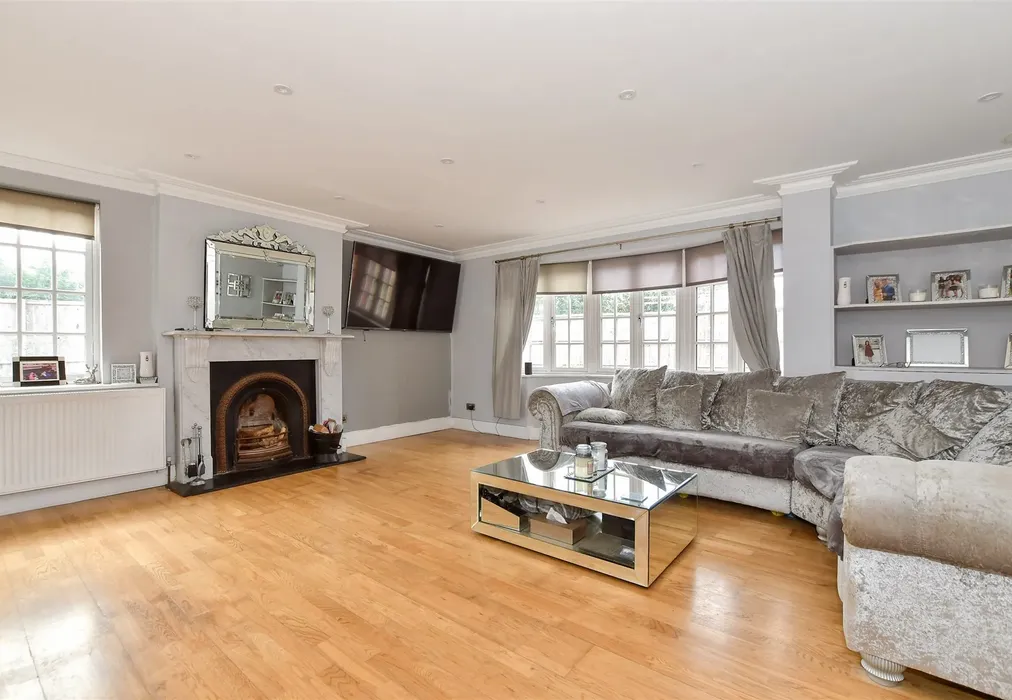 Lounge - High Road, Thornwood, Essex - Wards of Kent