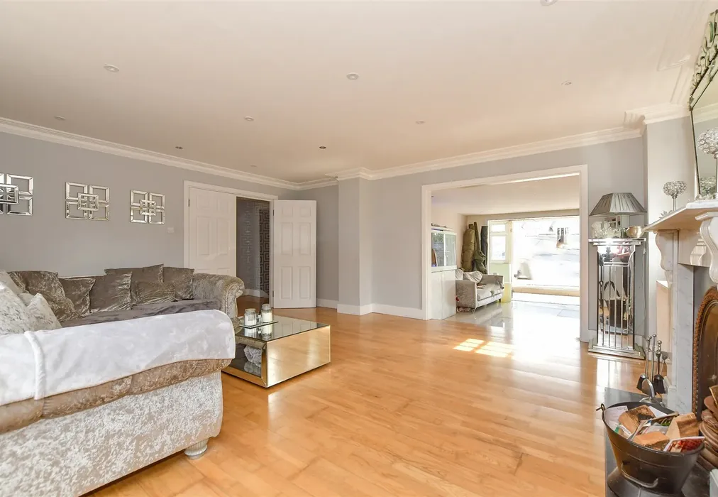 Lounge - High Road, Thornwood, Essex - Wards of Kent
