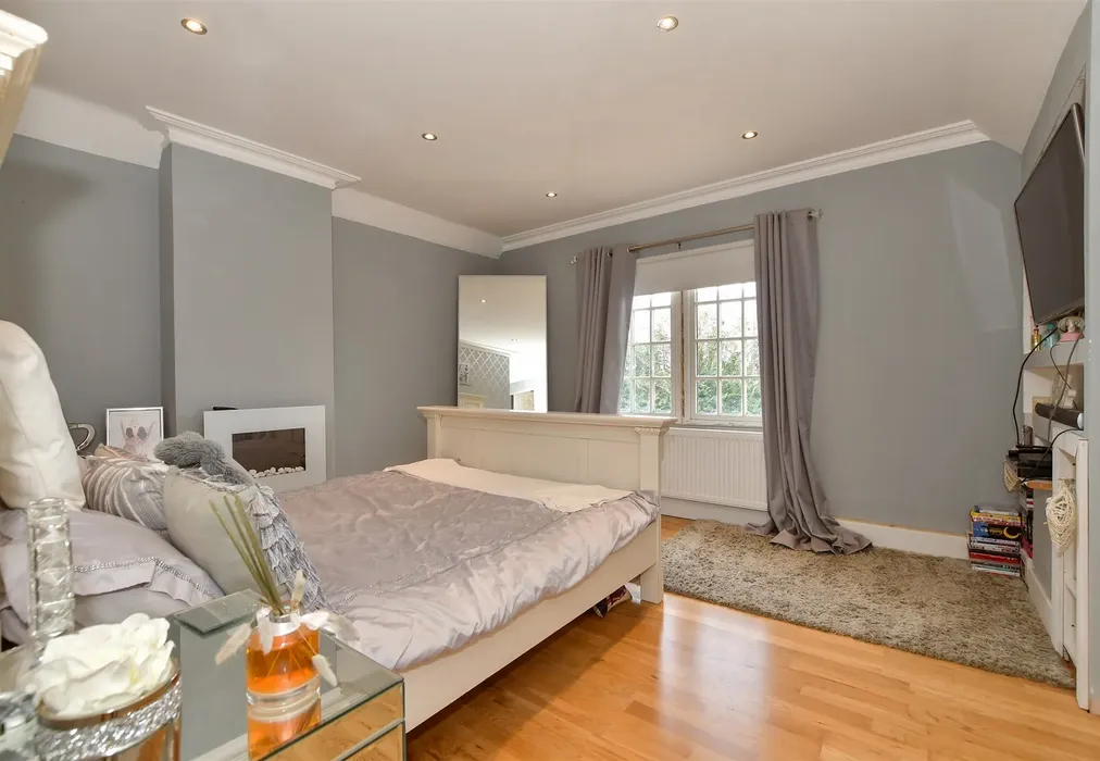 Bedroom 1 - High Road, Thornwood, Essex - Wards of Kent