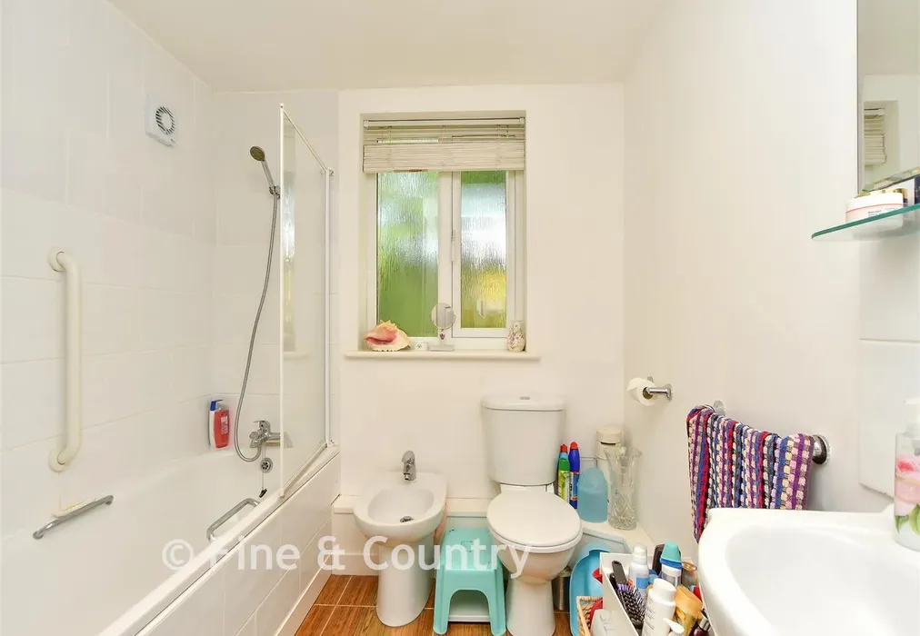 Annexe Bathroom - The Ferns, Tunbridge Wells, Kent - Wards of Kent