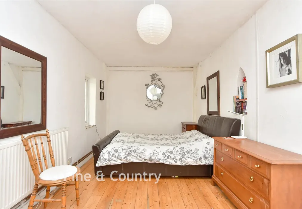 Bedroom 1 - The Ferns, Tunbridge Wells, Kent - Wards of Kent