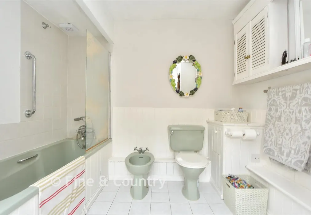 En-Suite Bathroom - The Ferns, Tunbridge Wells, Kent - Wards of Kent