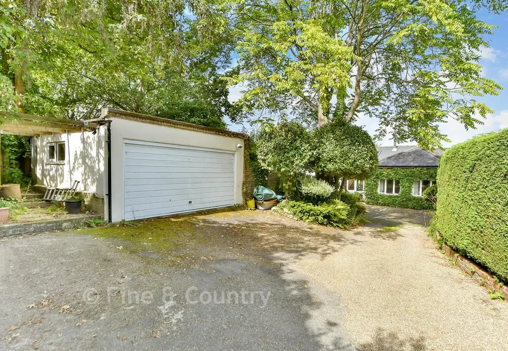 Driveway/Parking - The Ferns, Tunbridge Wells, Kent - Wards of Kent