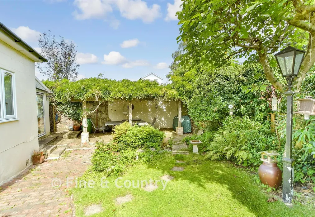 Side Garden - The Ferns, Tunbridge Wells, Kent - Wards of Kent