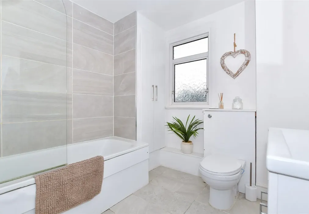 Bathroom - Malling Road, Snodland, Kent - Wards of Kent