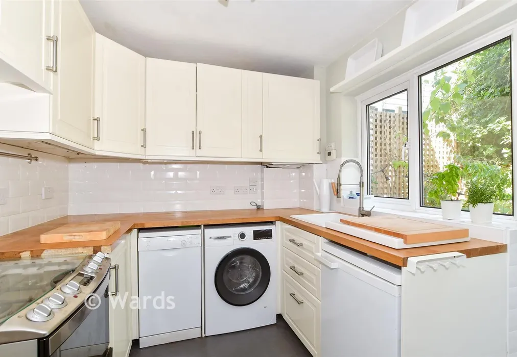 Kitchen - Redleaf Close, Tunbridge Wells, Kent - Wards of Kent